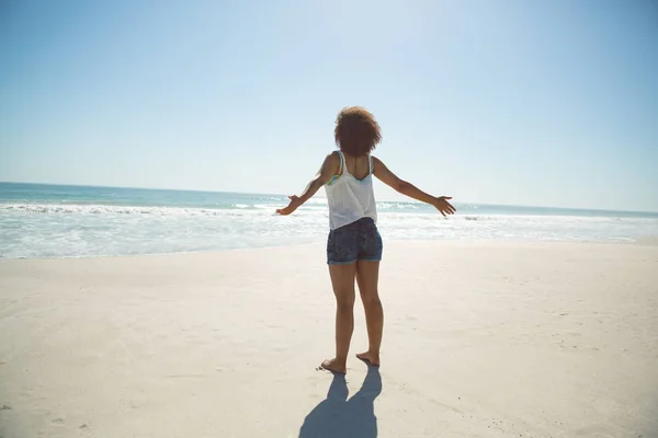 Visão Traseira Mulher Afro Americana Com Braços Estendidos Praia — Fotografia de Stock