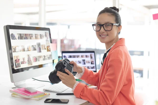 Vista Frontal Designer Gráfico Feminino Asiático Olhando Para Câmera Enquanto — Fotografia de Stock