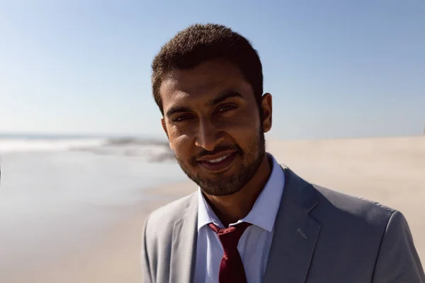 Πορτραίτο Του Νεαρού Μεικτού Επιχειρηματία Που Στέκεται Στην Παραλία — Φωτογραφία Αρχείου