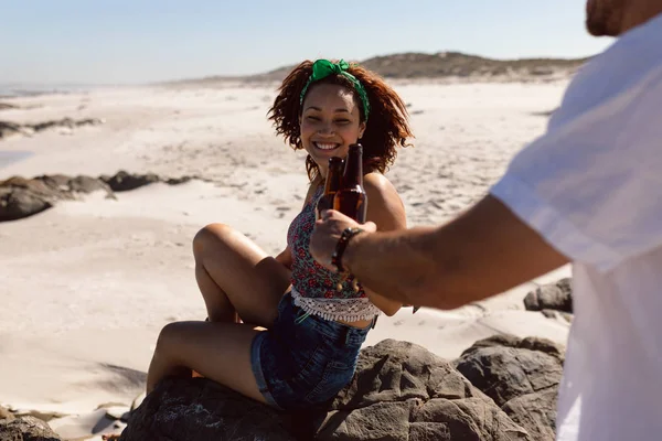 Vista Trasera Joven Feliz Pareja Mixta Brindando Botella Cerveza Playa —  Fotos de Stock