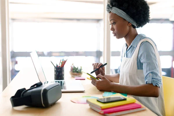 Vista Laterale Della Grafica Afroamericana Femminile Che Utilizza Tablet Grafico — Foto Stock