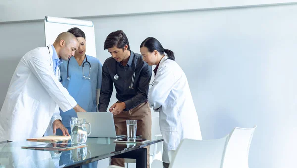 Vooraanzicht Van Diverse Medische Team Bespreken Laptop Aan Tafel Van — Stockfoto