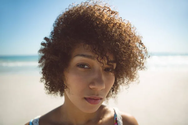ビーチに立つ美しいアフリカ系アメリカ人女性の肖像 — ストック写真