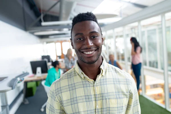 Modern Bir Ofiste Kameraya Bakan Mutlu Afrikalı Amerikalı Işadamıportresi — Stok fotoğraf
