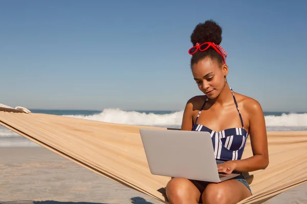 Vista Frontale Della Bella Donna Afroamericana Che Utilizza Computer Portatile — Foto Stock