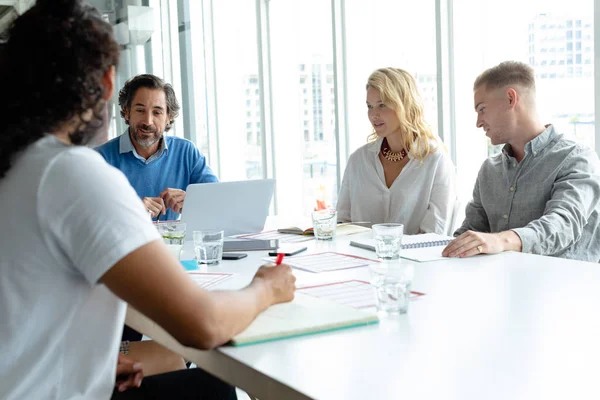 Vista Frontal Diversos Empresários Discutindo Uns Com Outros Reunião Sala — Fotografia de Stock