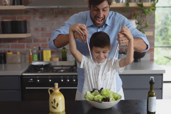 Vista Frontal Padre Hijo Caucásicos Preparando Ensalada Verduras Cocina Casa — Foto de Stock