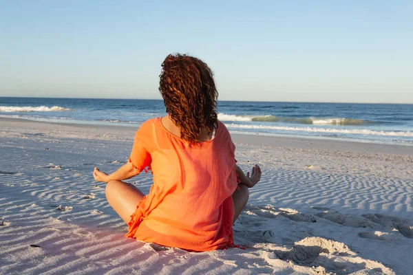 Bakifrån Blandad Ras Kvinna Gör Yoga Stranden Solskenet — Stockfoto