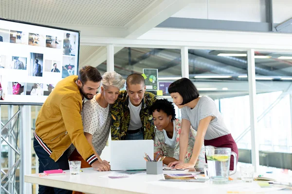 Vista Frontale Diversi Uomini Affari Che Discutono Laptop Nella Sala — Foto Stock