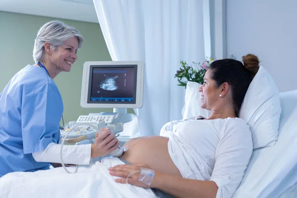 Vista Lateral Doctora Caucásica Haciendo Ecografía Para Mujer Embarazada Hospital — Foto de Stock