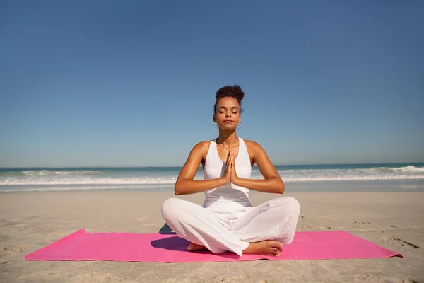 Güneş Işığında Plajda Egzersiz Mat Yoga Yapan Güzel Afrikalı Amerikalı — Stok fotoğraf