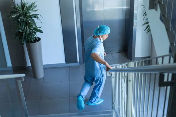 Vista Lateral Del Cirujano Caucásico Caminando Abajo Hospital —  Fotos de Stock