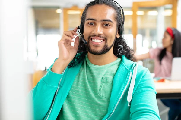 Vooraanzicht Van Happy Afro Amerikaanse Mannelijke Klantenservice Executive Kijken Naar — Stockfoto