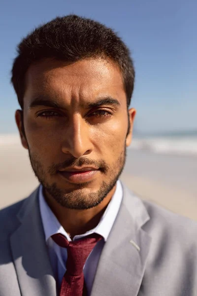 Portrét Mladého Podnikatele Smíšené Rasy Stojící Pláži — Stock fotografie