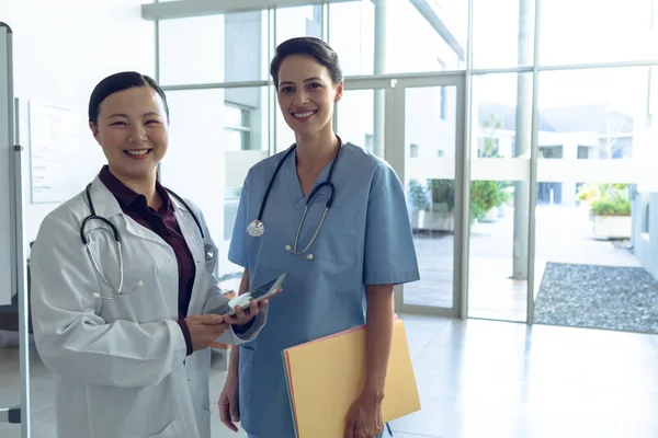 Vista Frontale Felice Medico Femminile Diversificata Infermiera Caucasica Femminile Guardando — Foto Stock