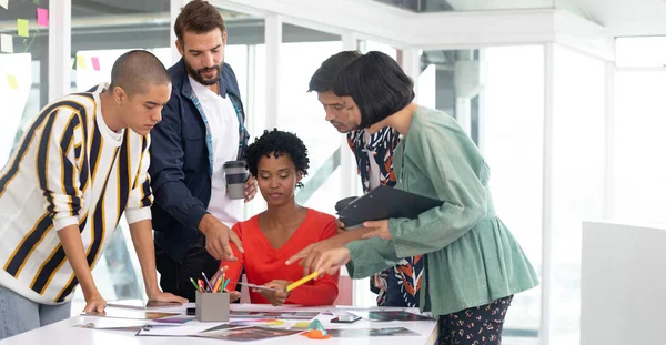 Vooraanzicht Van Diverse Zakenmensen Die Documenten Discussiëren Vergaderruimte Office — Stockfoto