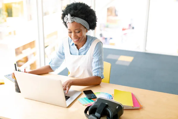 Vista Ángulo Alto Del Diseñador Gráfico Femenino Afroamericano Usando Tableta — Foto de Stock