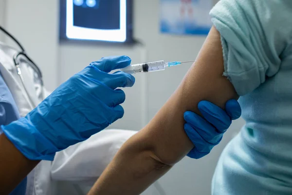 Close Médico Fêmea Que Administra Injeção Paciente Fêmea Sala Exame — Fotografia de Stock