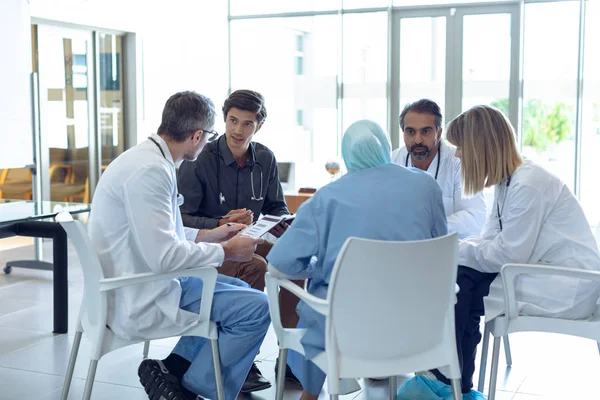 Visão Lateral Equipe Médica Diversificada Discutindo Uns Com Outros Círculo — Fotografia de Stock
