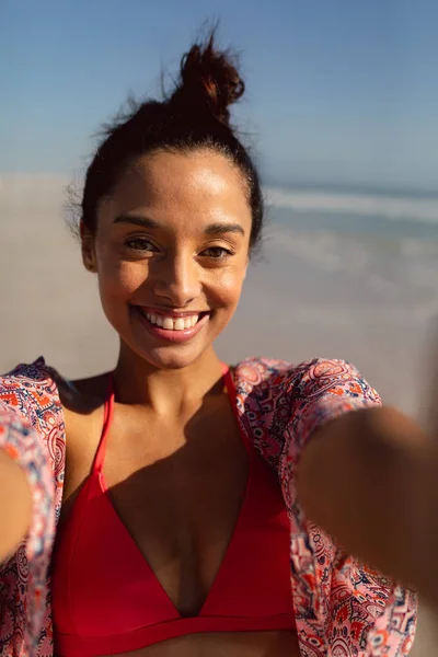 Portret Van Jonge Mixed Race Vrouw Bikini Staande Het Strand — Stockfoto