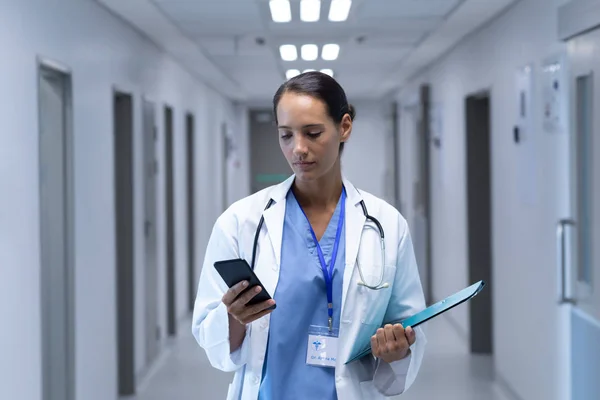 Vista Frontal Doctora Caucásica Usando Teléfono Móvil Pasillo Hospital — Foto de Stock