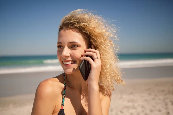 Sidoutsikt Över Vackra Kaukasiska Kvinnan Pratar Mobiltelefon Stranden — Stockfoto