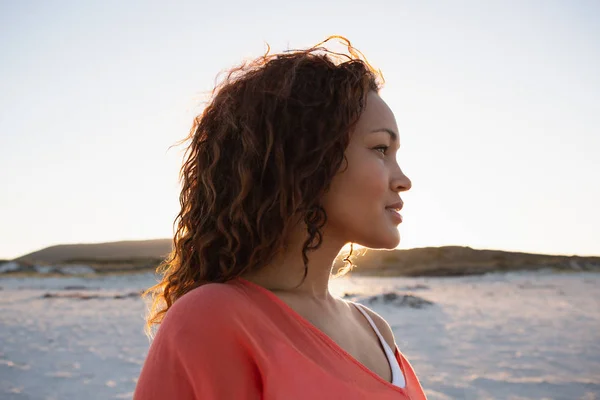 Sahilde Uzağa Bakan Güzel Karışık Irk Kadın Yan Görünümü — Stok fotoğraf