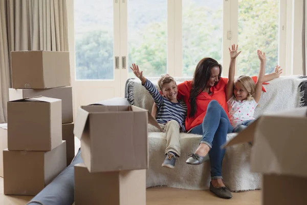 Vista Frontal Madre Los Niños Caucásicos Divirtiéndose Sala Estar Casa — Foto de Stock