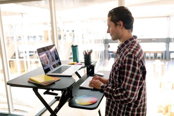 Seitenansicht Eines Kaukasischen Männlichen Grafikdesigners Der Schreibtisch Büro Laptop Arbeitet — Stockfoto