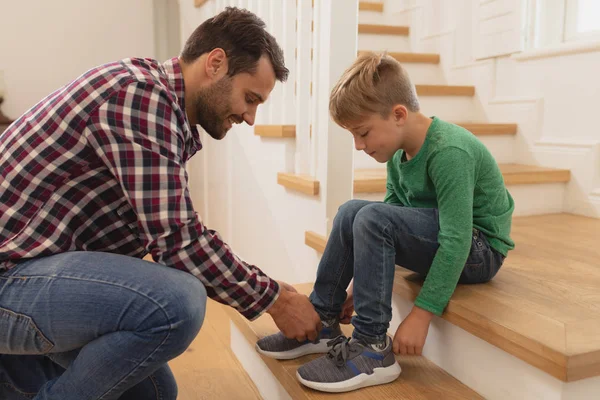 Vista Laterale Del Padre Caucasico Che Lega Lacci Delle Scarpe — Foto Stock