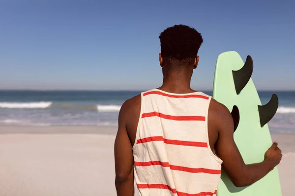 Вид Сзади Афро Американского Мужчину Стоящего Доской Серфинга Пляже Солнцем — стоковое фото