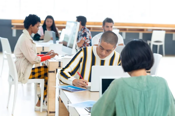 Ung Affärsman Som Arbetar Skrivbordet Det Moderna Kontoret — Stockfoto