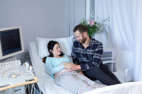 병원에서 병동에서 임산부를 위로하는 남자의 측면보기 — 스톡 사진
