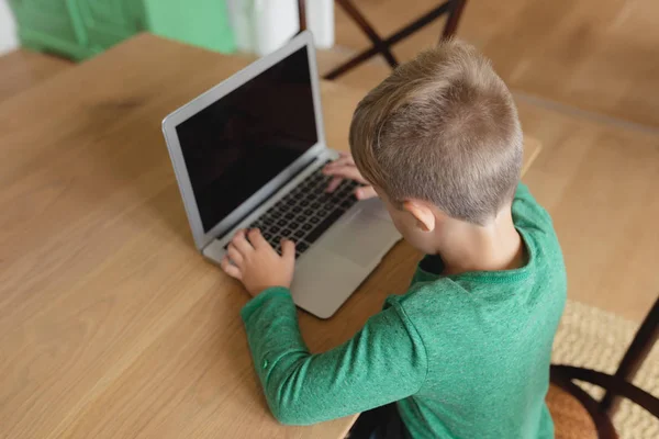Hochwinkel Ansicht Von Niedlichen Kaukasischen Jungen Mit Laptop Esstisch Einem — Stockfoto