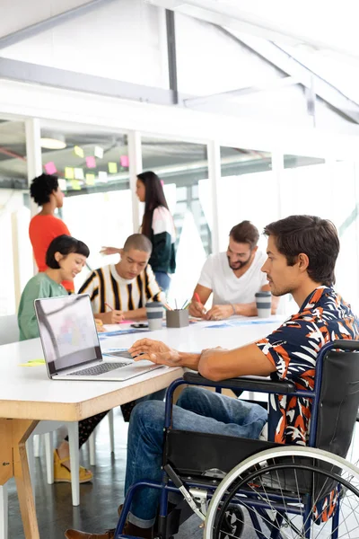 Seitenansicht Eines Behinderten Kaukasischen Geschäftsmannes Mit Laptop Konferenzraum Büro — Stockfoto