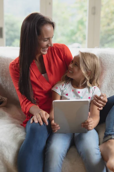 Evde Oturma Odasında Dijital Tablet Kullanarak Kafkas Anne Kızının Görünümü — Stok fotoğraf
