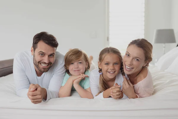 Retrato Familia Caucásica Feliz Tumbado Cama Mirando Cámara Dormitorio Casa — Foto de Stock