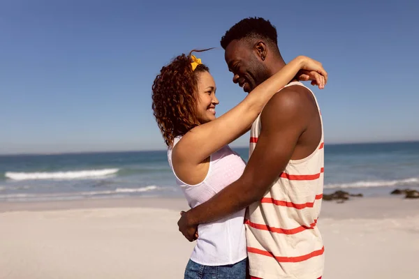 Romantik Karışık Irk Çift Güneş Plajda Birbirlerine Kucaklayan Görünümü — Stok fotoğraf