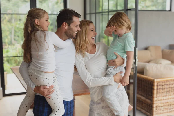 Vista Frontal Pais Caucasianos Felizes Segurando Seus Filhos Casa — Fotografia de Stock