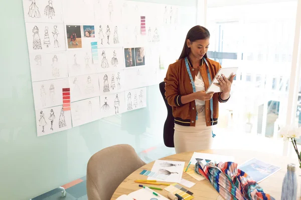 Frontansicht Der Schönen Mischlingshündin Modedesignerin Mit Digitalem Tablet Einem Modernen — Stockfoto