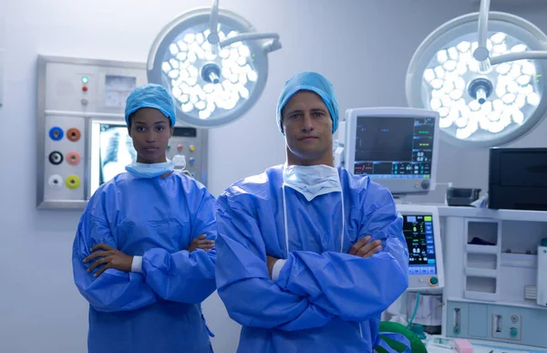 Hastanede Operasyon Tiyatrosunda Kolları Ile Birlikte Duran Çeşitli Cerrahların Görünümü — Stok fotoğraf