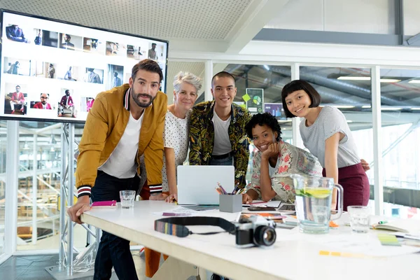 Vooraanzicht Van Diverse Zakenmensen Die Laptop Discussiëren Vergaderzaal Van Office — Stockfoto