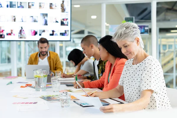 Zijaanzicht Van Diverse Zakenmensen Die Discussiëren Tijdens Meeting Vergaderzaal Office — Stockfoto