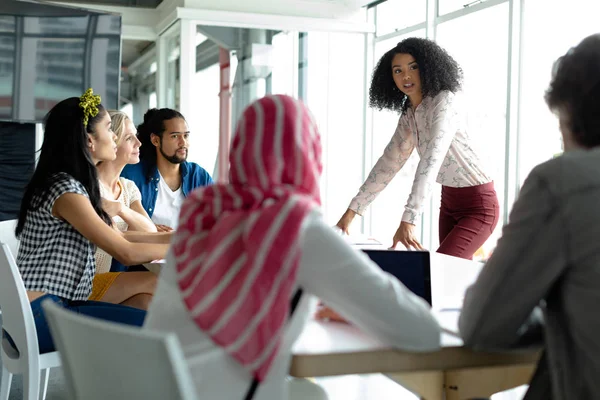 Vista Frontal Diversos Empresários Discutindo Uns Com Outros Uma Sala — Fotografia de Stock