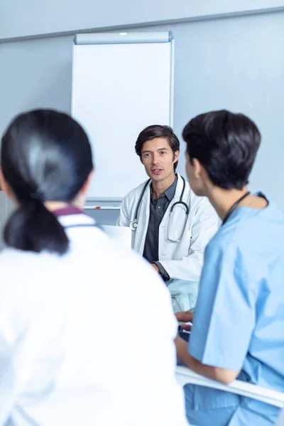 Vista Frontal Médico Caucásico Hablando Con Diverso Equipo Médico Femenino —  Fotos de Stock