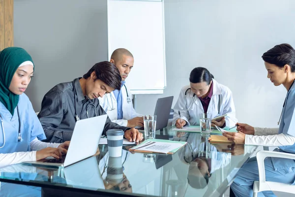 Vue Face Diverses Équipes Médicales Travaillant Ensemble Table Hôpital Tasse — Photo