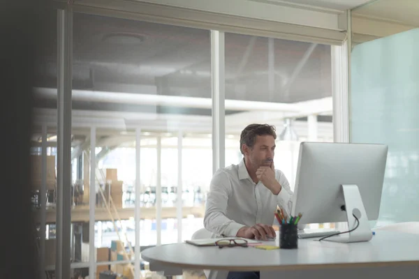 Modern Bir Ofiste Masa Başında Bilgisayar Üzerinde Çalışan Düşünceli Kafkas — Stok fotoğraf