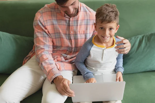 Vooraanzicht Van Kaukasische Vader Zoon Met Behulp Van Laptop Woonkamer — Stockfoto