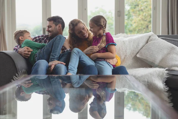 Framsidan Happy Kaukasiska Familj Kul Soffan Ett Bekvämt Hem — Stockfoto