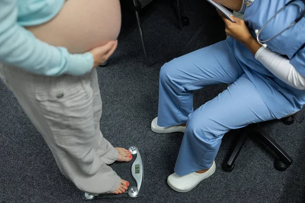 Sezione Bassa Del Medico Sesso Femminile Che Pesa Donna Incinta — Foto Stock